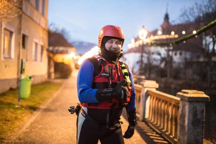 Dabei ließen sich die Fließwasserretter von der Hammerbrücke entlang des Gassersteiges bis zum Trattlpark mit Fackeln entlang der Lavant treiben. 