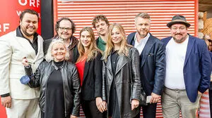 Staraufgebot im Grazer Schubertkino: Das Schauspiel-Ensemble der ORF-Stadtkomödie mit Regisseur Marvin Kren (zweiter von rechts)