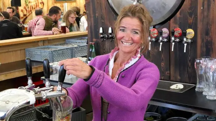 Es ist nicht nur die große Auswahl an diversen Biersorten, dass die Marktbesucher gerne im „Wimitz-Zelt“ bei Niklas Samitz, Stephan Loibnegger  und Linda Habich einkehren. 