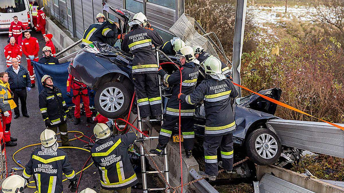 Das Auto Leitschiene aufgefahren, hatte abgehoben und war gegen eine Lärmschutzwand gekracht