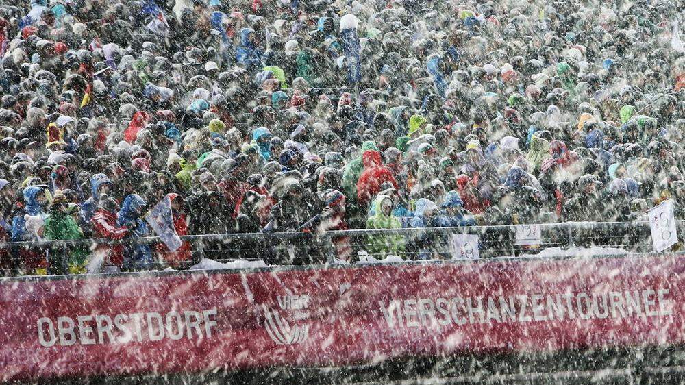 Die Fans harrten in Oberstdorf stundenlang aus