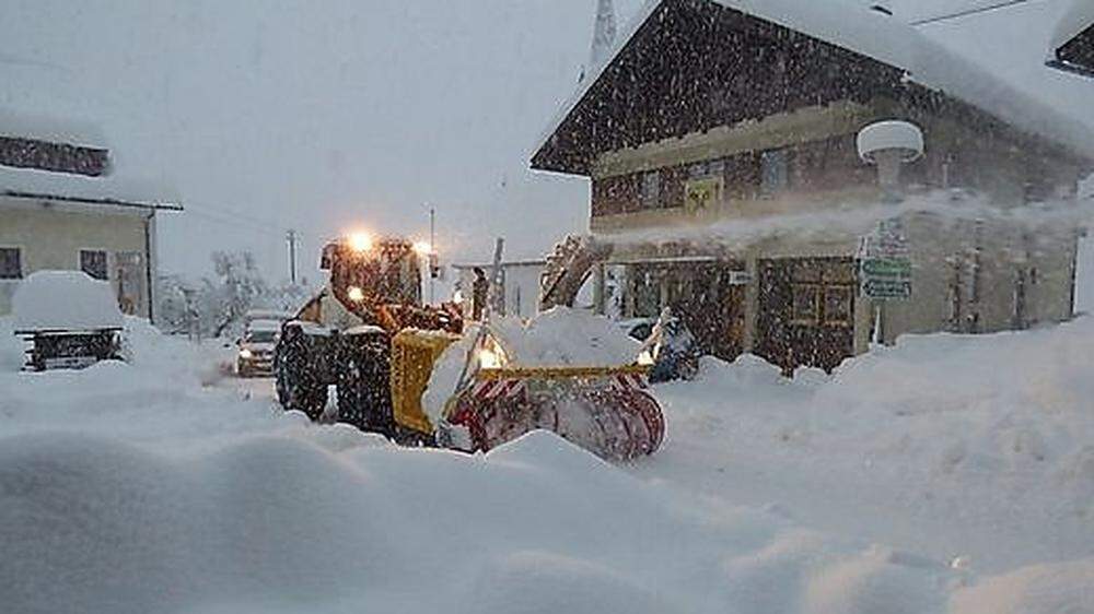 Die enormen Schneemengen hinterließen in den Bezirken Hermagor, Spittal und Villach Land Schäden