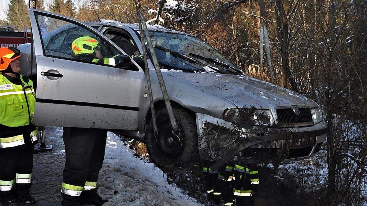 Die Feuerwehren Voitsberg und Rosental bargen das Unfallauto