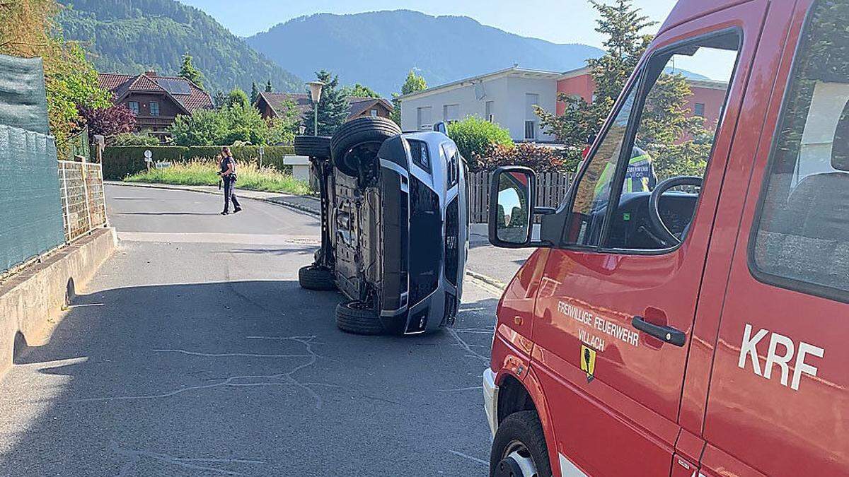 Das Auto kam beim Unfall seitlich zu liegen