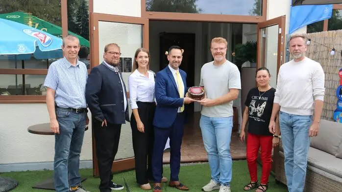 Von links: Citymanager Jörg Opitz, GR Rudolf Knafl, Mitarbeiterin Izabella Hogye, Inhaber Laszlo Tremmel, Bgm. Harald Bergmann, Mitarbeiterin Eniko Lazar und Vzbgm. Rene Jäger
