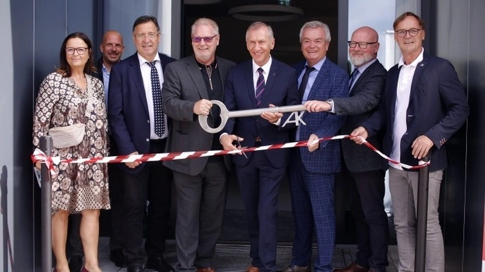 Bettina Schrittwieser (AK-Direktor-Stellvertreterin), Rupert Vögl (Stadtparkquartier-Geschäftsführer), AK-Direktor Johann Scheuch, ÖGB-Landesvorsitzender Horst Schachner, AK-Präsident Josef Pesserl, LH-Stv. Anton Lang, AK-Weiz-Leiter Elmar Tuttinger und Bürgermeister Erwin Eggenreich (v. l.) bei der Eröffnung des neuen Hauses.