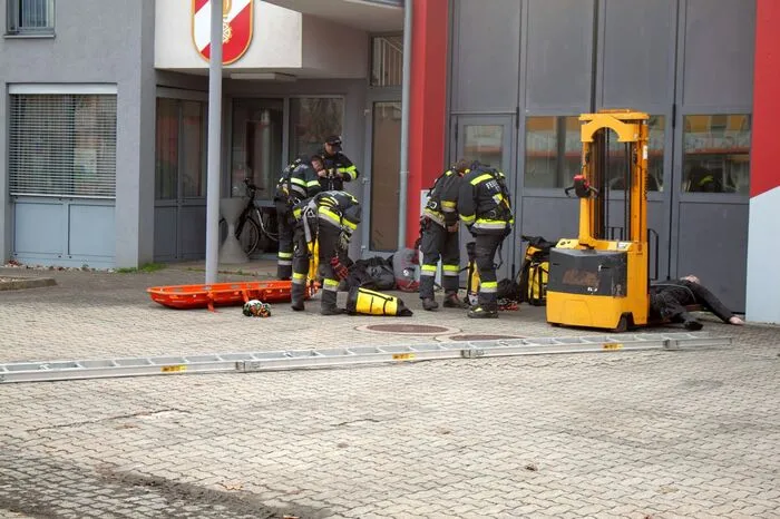 In mehreren Szenarien eigneten sich die Teilnehmer Fertigkeiten an: Rettung über Leitern, Standplatzbau, aktives und passives Abseilen, Schachtrettung, Seilgeländer.