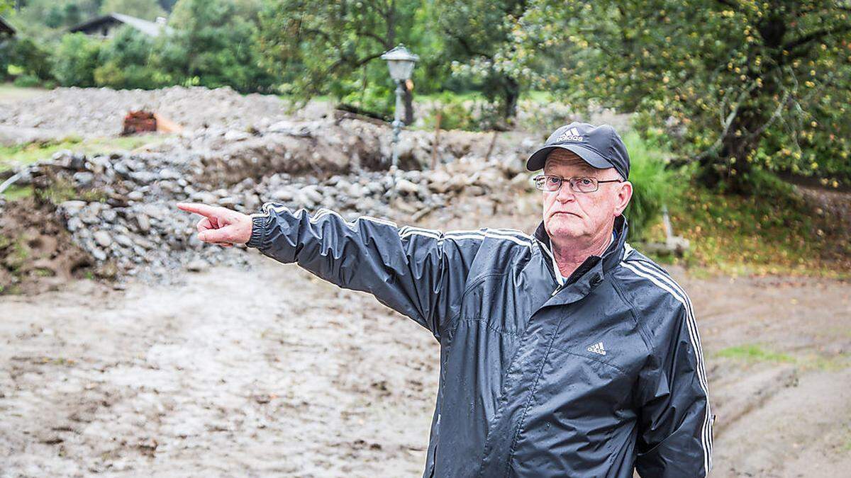 Isidor Tesch auf seinem Grund in Kraa, der von den beiden Mure verwüstet wurde 