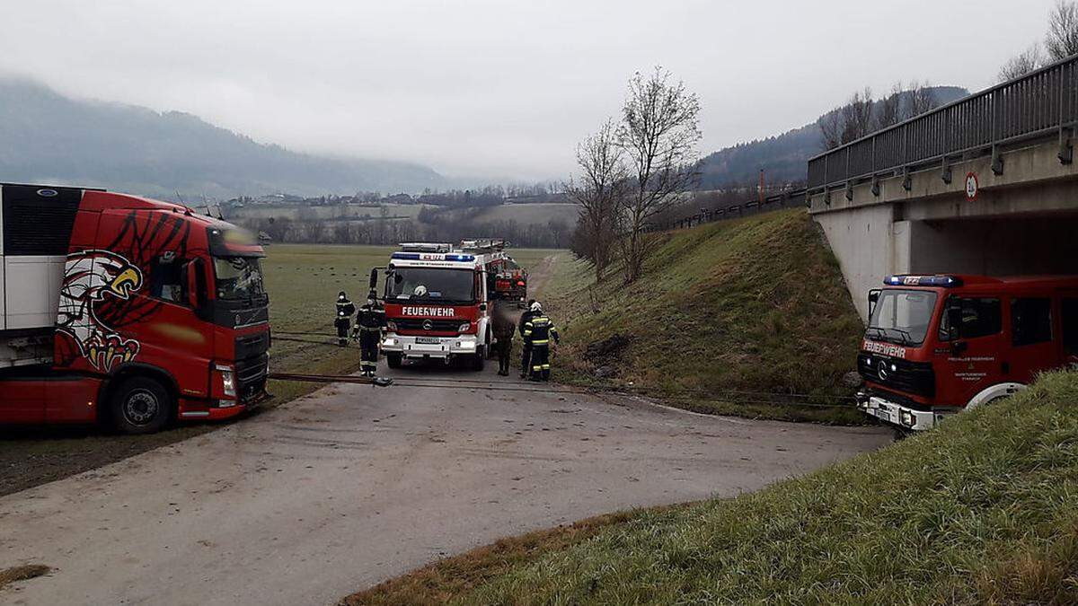 Feuerwehr musste Lkw aus der Wiese ziehen