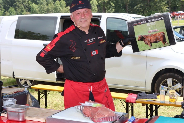 Grillkunst wurde von Doppel-Grillweltmeister Adi Matzek gezeigt.