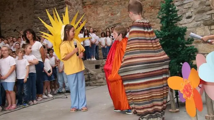 Die Volksschule Voitsberg in Kooperation mit der Musikschule lud am Donnerstag zur Aufführung des Musicals „Es ist fünf vor … Wir werden aktiv“ auf die Burgruine Obervoitsberg ein. 