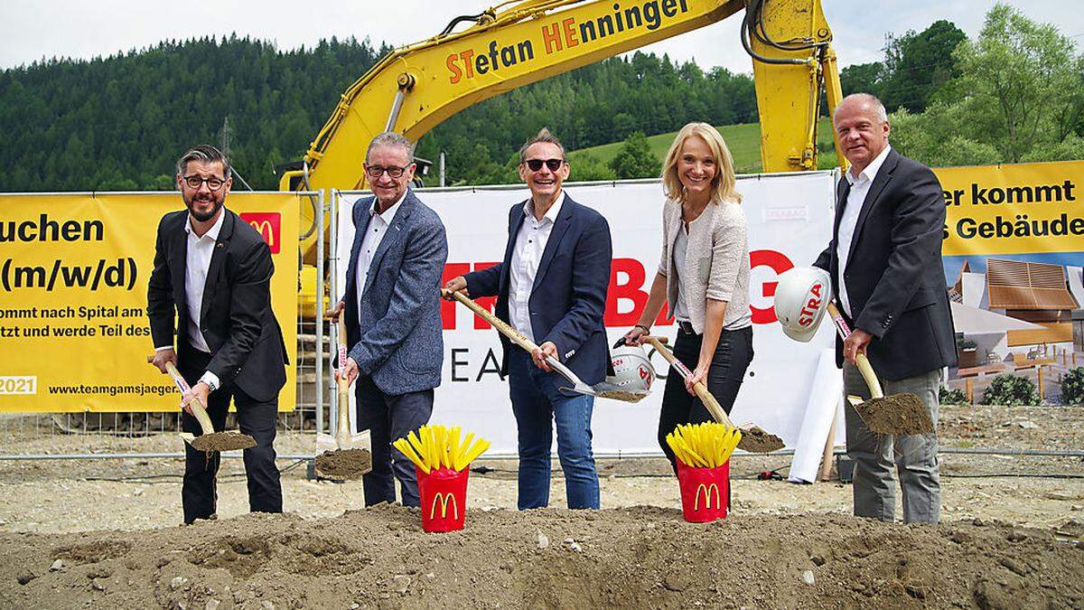 Spatenstich in Spital mit Michael Öhler, Reinhard Reisinger, Andreas Gamsjäger, Marleen Viereck und Erwin Fuchs (von links)