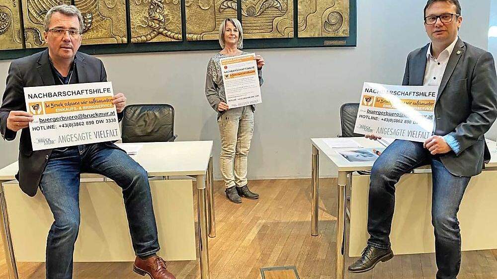 Bürgermeister Peter Koch, Fachbereichsleiterin Sonja Häuselhofer und Markus Hödl verweisen auf das Einkaufs- und Bringservice der Stadt Bruck