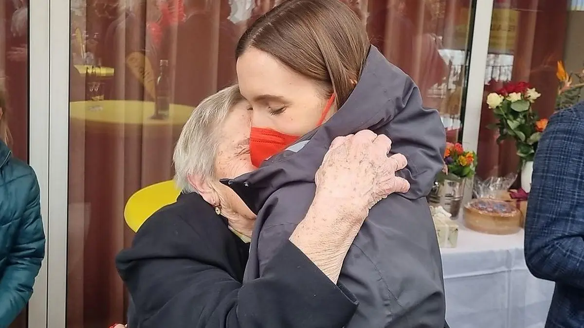 Oma Franziska freut sich mit ihrer Enkelin, der Silbermedaillengewinnerin Daniela Ulbing