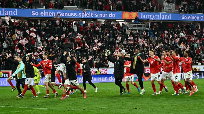 Das ÖFB-Team ließ sich von den 16.500 Fans in Linz gebührend feiern 