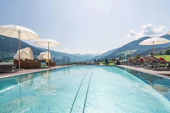Das Hotel bietet natürlich auch eine Kinderbetreuung, damit die Eltern das „Penthouse-Spa“ mit Infinity-Pool im obersten Stockwerk testen können. Man gönnt sich ja sonst nichts.