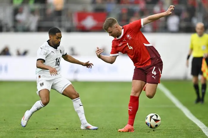 Philipp Mwene: Note 3. Der Mainz-Verteidiger war defensiv kaum gefordert, die Schweizer mieden seine Seite. Offensiv ist es ein Problem, dass er als Rechtsfuß auf der linken Abwehrseite spielt.
