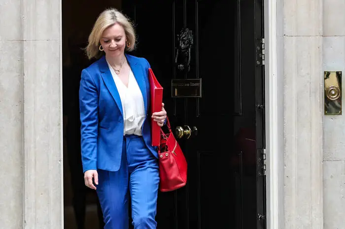 In Erscheinung und Ton sucht Truss an die frühere Tory-Premierministerin Margaret Thatcher zu erinnern: Ihr geht es darum, sich als neue „Eiserne Lady“ der Tories zu präsentieren. Viele ihrer jüngsten Erklärungen sind allerdings recht oberflächlich ausgefallen. Und ihre chronisch-verkniffenen Züge helfen ihr nicht gerade, wo ihre Partei dringlich nach einer optimistischen Miene sucht.