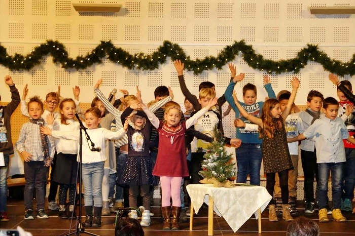 Neun verschiedene Ensembles wie Kindergartenkinder, Schüler der Volksschule...