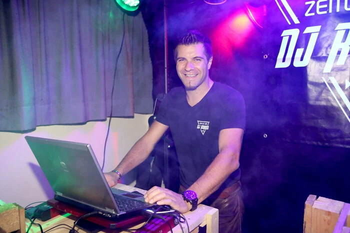 ... in der Disco geigte DJ "Rokko" auf.