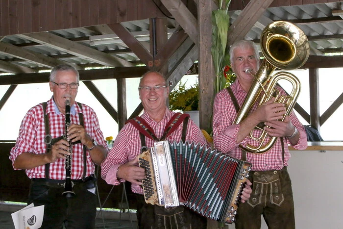 Beim Frühschoppen spielten „Die Poppas“ (Foto) auf.