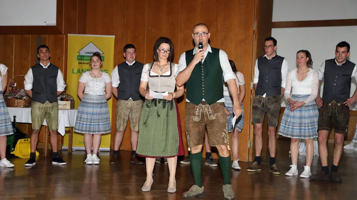 Am Samstagabend lud die "Arbeitsgemeinschaft Bauern" in Weiz zu ihrem traditionellen Bauernball im Gasthof Ederer am Weizberg ein. Anita Leitner und Hans Reisinger vom Ballkomitee begrüßten die Gäste.