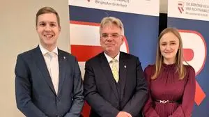 RAK-Präsident und Rechtsanwalt Bernhard Fink mit Julia Marinovic und Simon Ogris