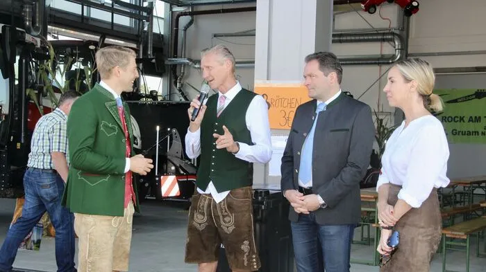 Philipp Gady (li.) und Oliver Zeisberger (2. v. l.) hießen prominente Gäste wie ZiB1-Moderatorin Nadja Bernhard und Bundesminister Norbert Totschnig willkommen.