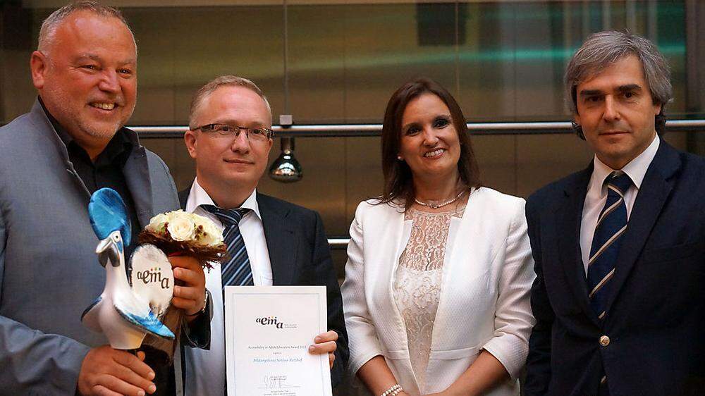 Retzhof-Leiter Joachim Gruber (links) freut sich über die hohe Auszeichnung für „sein“ Bildungshaus 