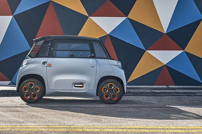Der Strom der 5,5-kWh-Lithium-Ionen-Batterie soll für bis zu 70 Kilometer Reichweite gut sein. Weil der Akku so klein ist, steht er nach nur rund drei Stunden an der Haushaltssteckdose wieder voll im Saft. Mit einem geeigneten Kabel kann der Ami auch an einer öffentlichen Ladestation oder Wall Box aufgeladen werden.