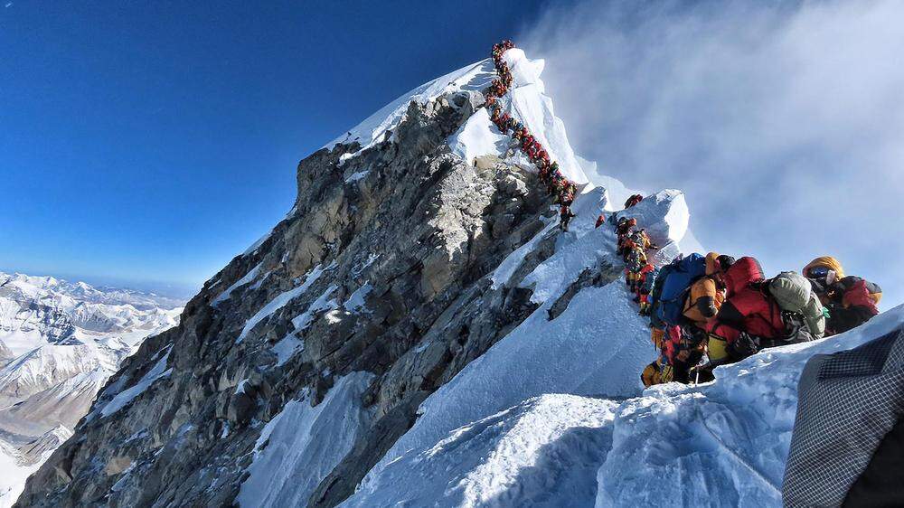 Im Jahr 2019, als Stau in der sogenannten Todeszone des Mount Everest Schlagzeilen machte, hatte das nepalesische Tourismusministerium 381 Genehmigungen ausgestellt.