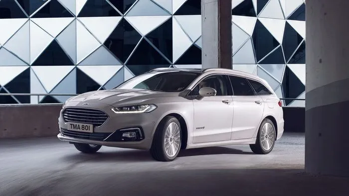 Es sind so einige Stellschrauben, an denen Ford beim Facelift des Mondeo gedreht hat. Aber die wichtigste Neuerung ist, dass jetzt neben der Limousine auch der Kombi als Hybrid zu haben ist. Sein 2 Liter großer Benzinmotor arbeitet nach dem Atkinson-Prinzip und erwirtschaftet im Zusammenspiel mit dem Elektromotor eine Systemleistung von 187 PS, die von einem stufenlosen CVT-Getriebe verwaltet werden.