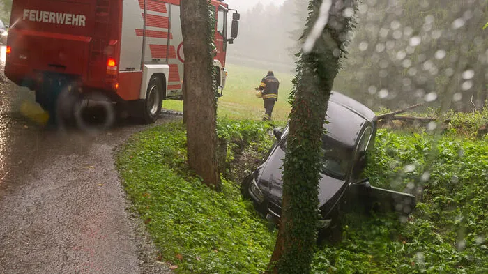 Ein Fahrzeuglenker landete mit seinem Pkw in einem Wassergraben