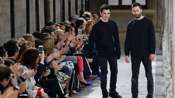 Die Designer Jack McCollough (rechts) zund Lazaro Hernandez hatten bei der Pariser Fashion Week ihren großen Auftritt. 