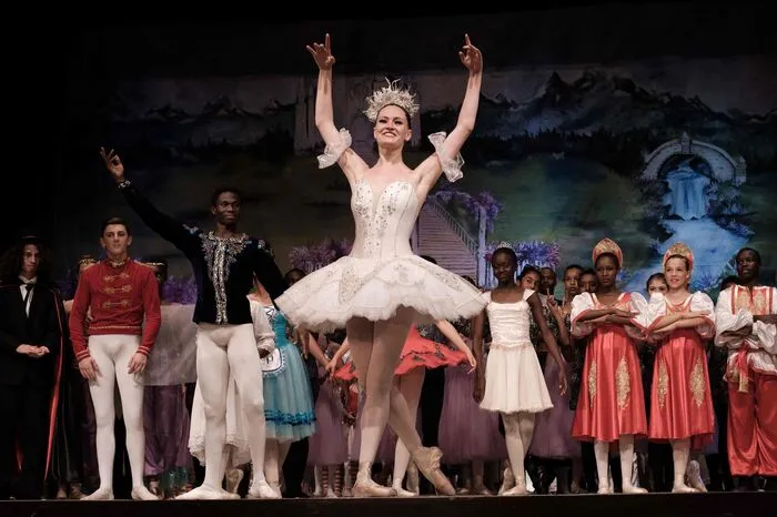 Die amerikanische Tänzerin Cooper Rust hat die Slumkinder entdeckt und ermöglicht ihnen den Unterricht durch ein Stipendium. Die Ballettschule ist weit weg von ihrem Zuhause, daher wohnen sie die meiste Zeit in einer Wohnung, die ebenfalls das Tanzzentrum bezahlt.