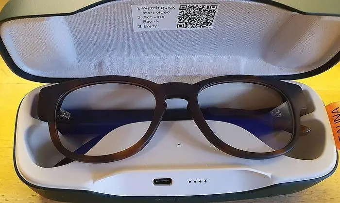 Beim Öffnen des Etui verbindet sich die Brille mit dem Handy