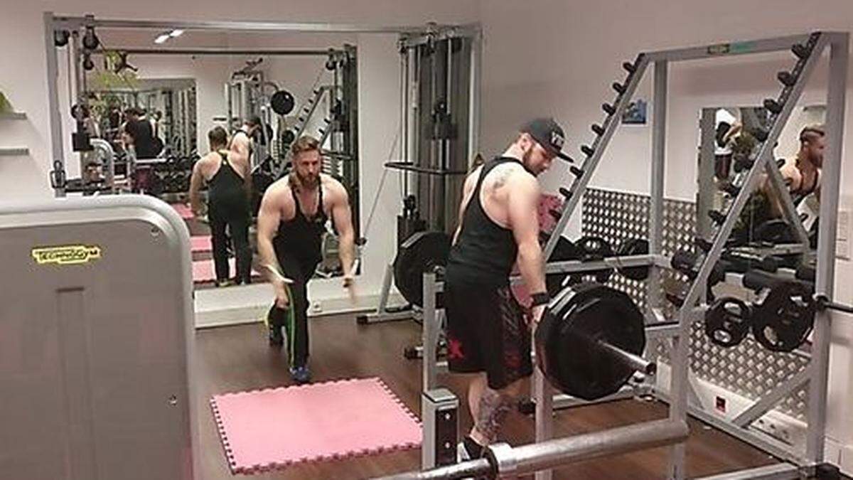 Starke Männer im Univiertel-Fitnessstudio
