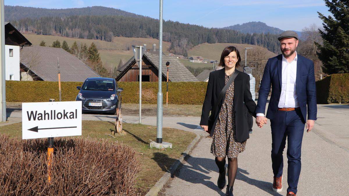 Christoph Gräfling mit Nicole Dörfler am Sonntag am Weg zu seiner Stimmabgabe in Feldkirchen