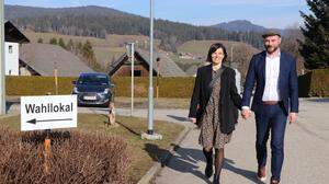 Christoph Gräfling mit Nicole Dörfler am Sonntag am Weg zu seiner Stimmabgabe in Feldkirchen