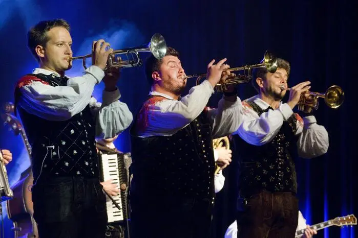 Schon die Eröffnung mit dem legendären „Trompetenecho“ ließ den Funken überspringen.
