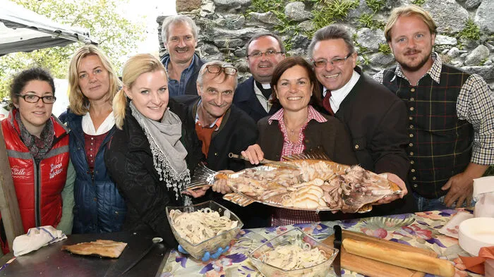 Die Organisatoren des ersten Erntedank-Festes der Millstätter See Fischer mit den vielfältigen Spezialitäten, zubereitet und veredelt von den Reinankenwirten, den Familien Aniwanter, Brugger, Sichrowsky, Collaud und der Anglerrunde Millstatt. Am Bild: Stefanie Aniwanter, Ingrid Brugger, Carina Olsacher, Hubert Lagger, Georg Dabernig, Slawomir Czulak, Ingrid Gassmair, Marcel Collaud und Peter Sichrowsky