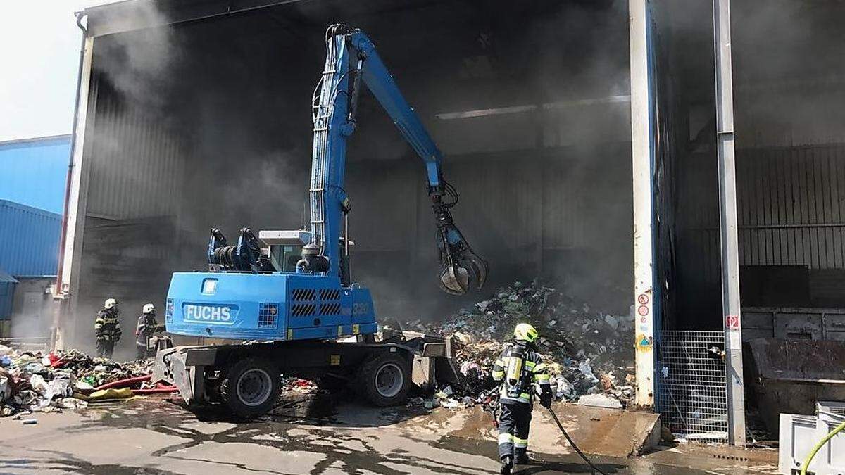 In einer 600 Quadratmeter großen Halle brach heute ein Brand aus