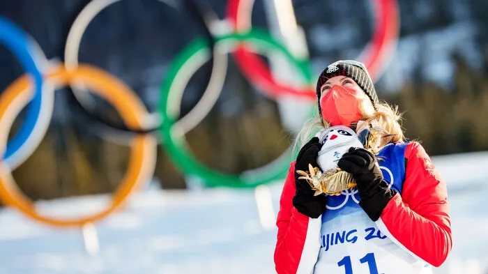 Teresa Stadlober sorgte für den perfekten Olympia-Start in rot-weiß-rot. Vier Jahre, nachdem sie auf dem Weg zu Silber auf der Strecke falsch abgebogen war, bejubelte sie Bronze im Skiathlon und sorgte gleich bei der ersten Entscheidung für Hochstimmung im ÖOC-Lager. Sie ist die erste Österreicherin mit einer Olympia-Medaille im Langlauf. 