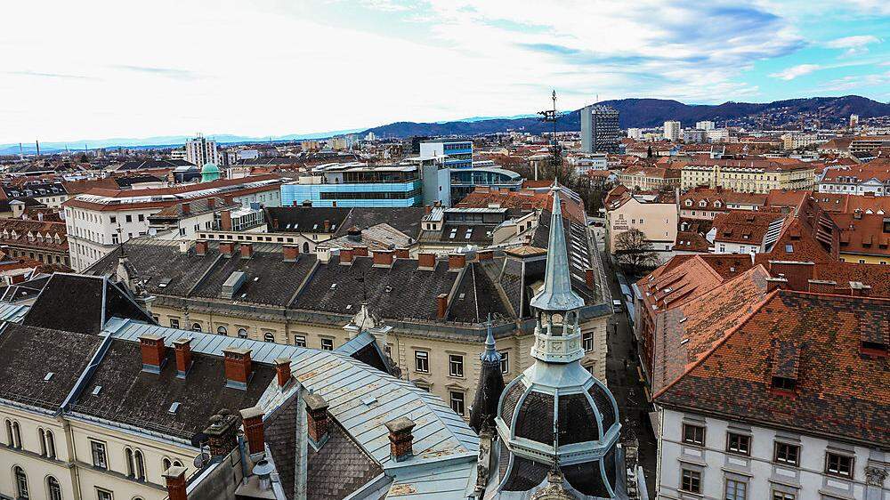 Das Dach des Grazer Rathauses ist längst undicht. Es wird heuer saniert