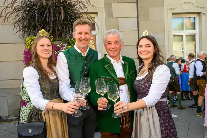 Bei der Steirischen Weinwoche im Vorjahr: Weinkönigin Magdalena Niederl, Organisator Martin Palz, der frühere Weinbaudirektor Werner Luttenberger und Weinhoheit Antonia Hiebaum (v. l.).