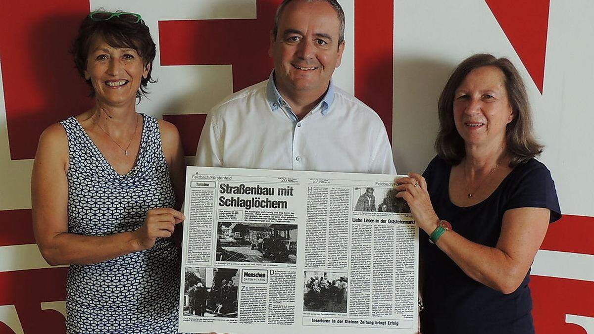 Waren von Anfang an dabei: Sonja Macht, Franz Liebmann und Regina Trummer mit der ersten Ausgabe, die am 1. September 1991 erschienen ist