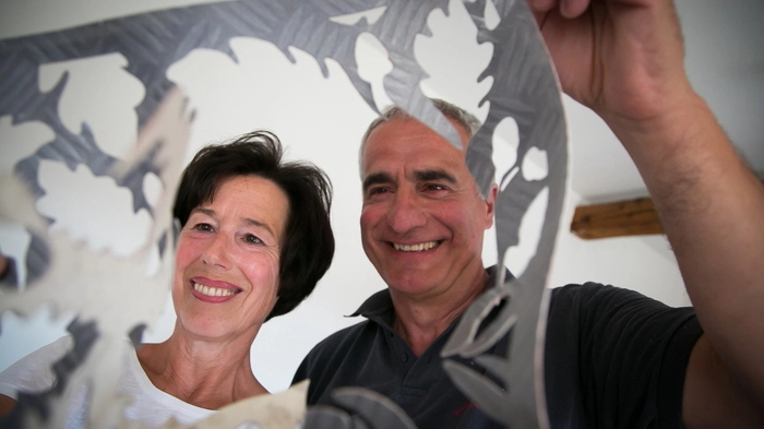 Sigurd Schwab und seine Frau Eveline, - mit einer der handgefertigten Schablonen.