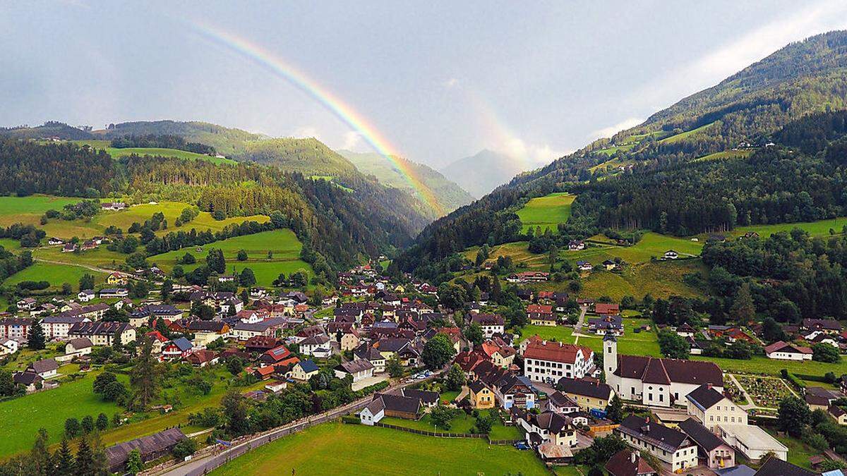 Ein Regenbogen über Öblarn. Das oft zitierte Betongold gäbe es hier aber noch nicht, sagt der Bürgermeister