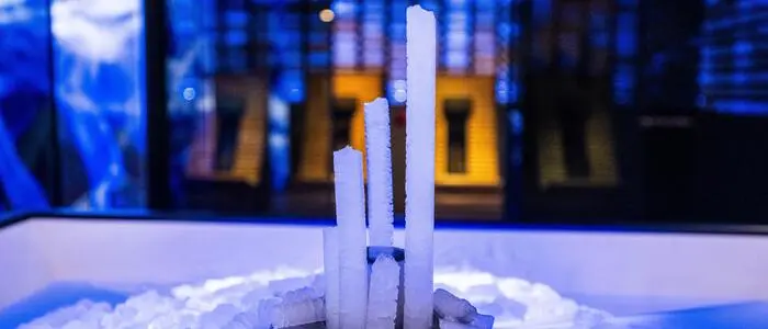 Eisige Zeiten in der Sauna: der Eisstalagmit ist neu