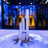 Eisige Zeiten in der Sauna: der Eisstalagmit ist neu